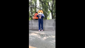在环卫工大爷身后露出